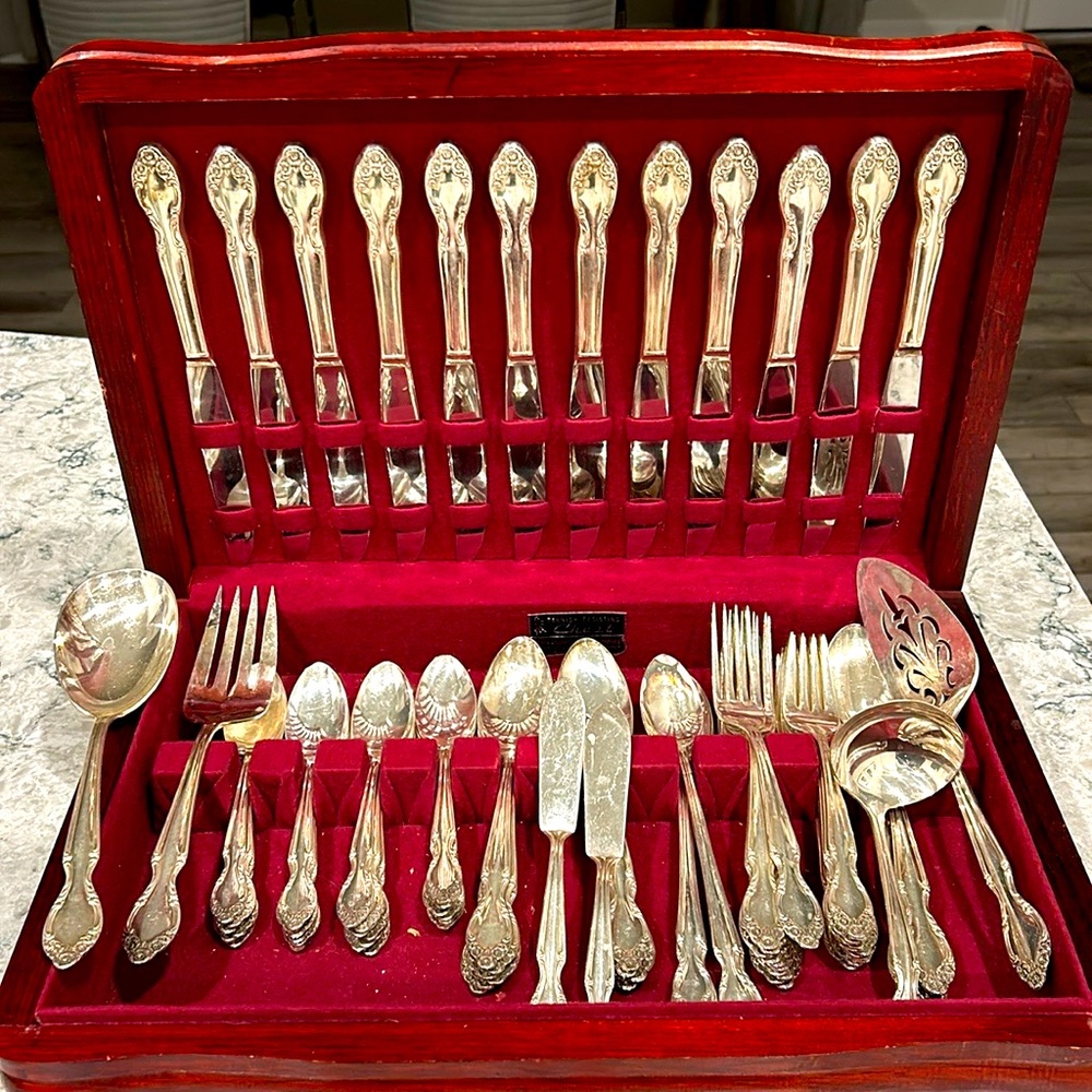 W.M. Rogers Silverware w Walnut Chest (91 piece set)